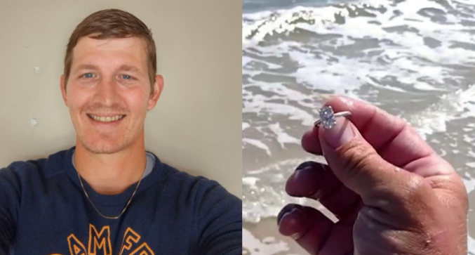  Joseph Cook junto con el anillo que se encontró en la playa de Hammock Beach en St. Augustine (Florida) 