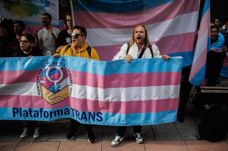  Varias personas con banderas trans durante una concentración de la Federación Plataforma Trans 