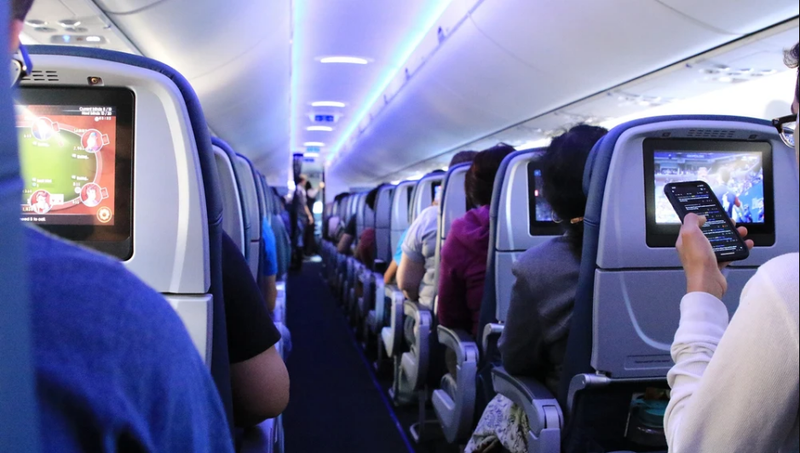  Pasajeros de un avión usando dispositivos electrónicos 