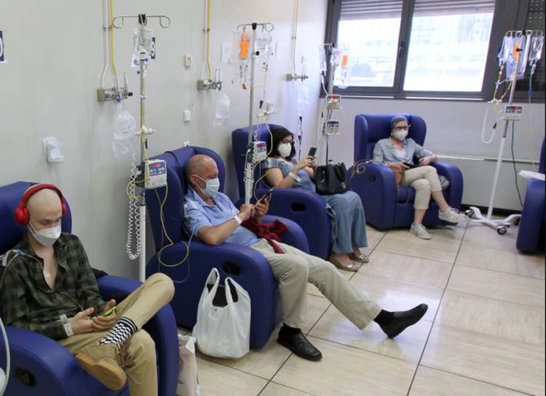  Pacientes de cáncer en una sesión de quimioterapia 