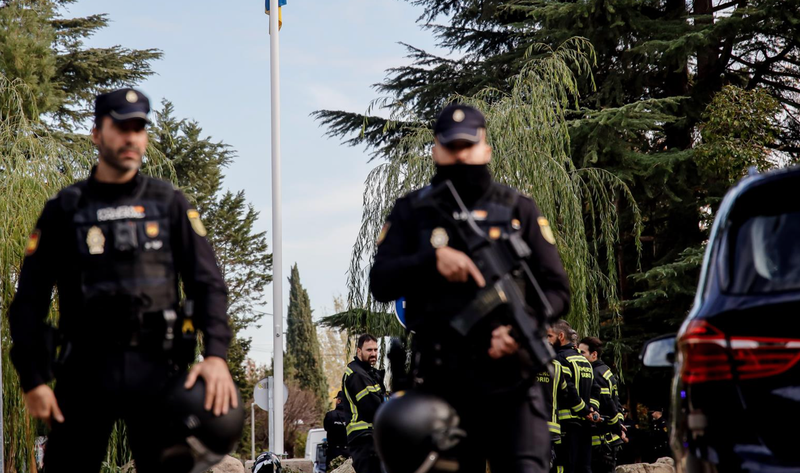  Dos Agentes de Policía en la embajada de Ucrania donde se ha producido la explosión de un paquete 