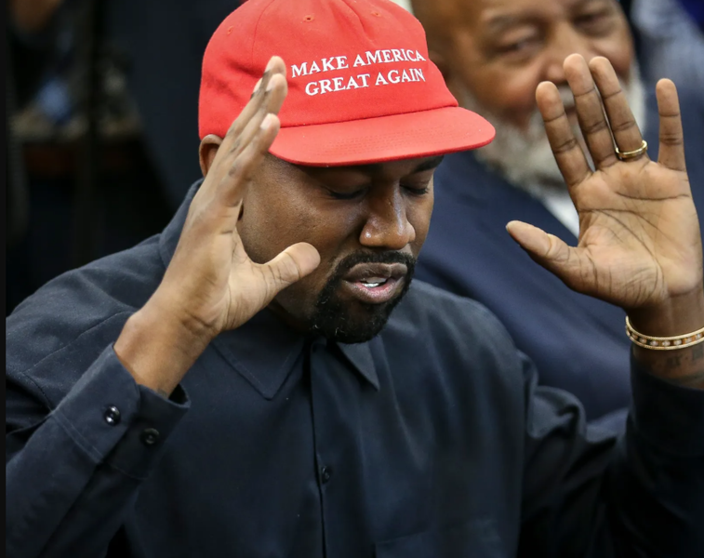 Kanye West con una gorra de apoyo a Trump 