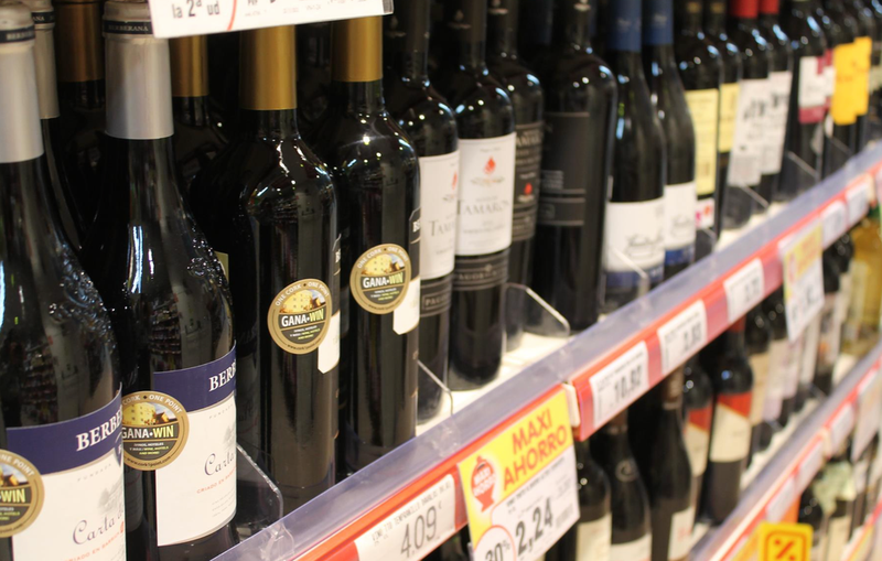  Botellas de vino en un supermercado, imagen de archivo 