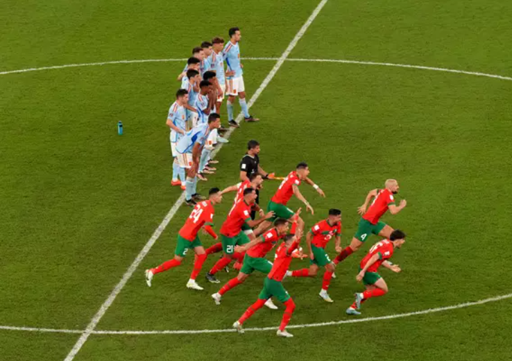  Marruecos celebrando el último penalti que les deba el pase histórico a Cuartos ante España 