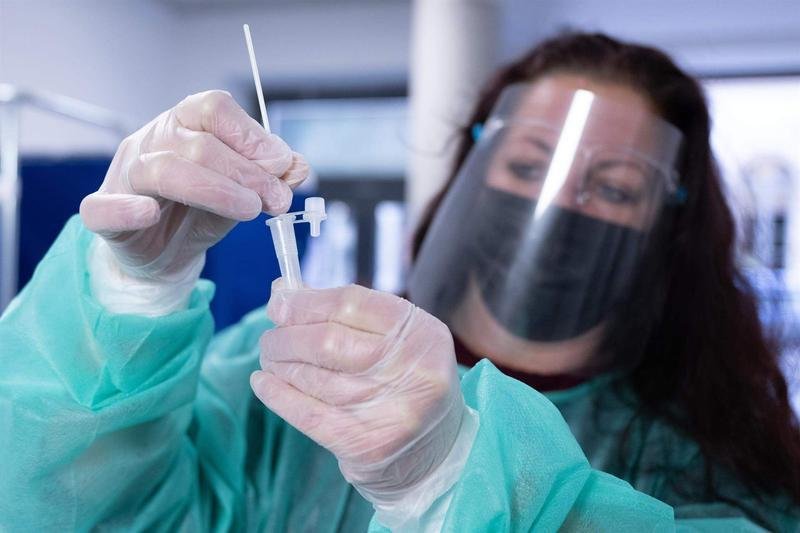  Mujer realizando un test de antígenos 