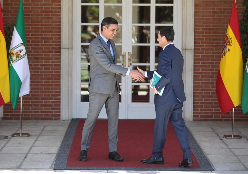  El presidente del Gobierno, Pedro Sánchez (i), recibe al presidente de la Junta de Andalucía, Juanma Moreno Bonilla 