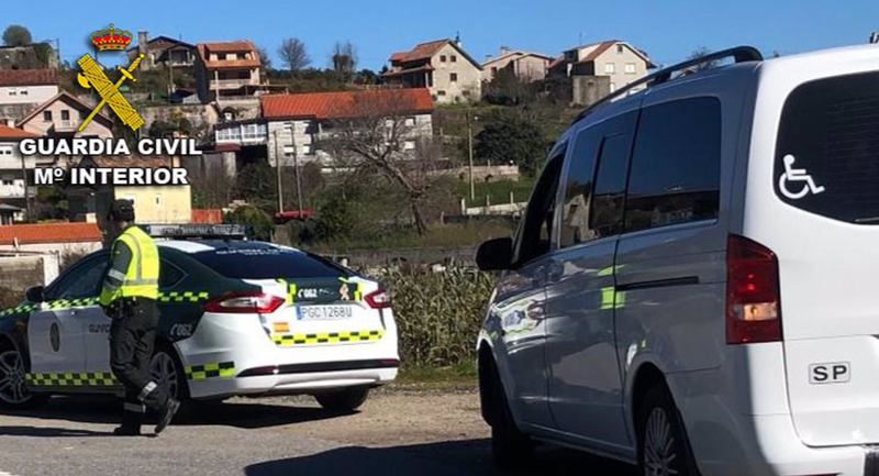  Archivo - La Guardia Civil intercepta en Vilaboa (Pontevedra) una furgoneta de transporte escolar conducida por un taxista con positivo en drogas. - GUARDIA CIVIL - Archivo 