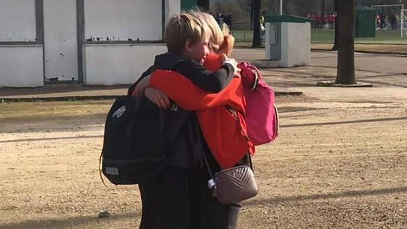  Imagen del abrazo entre la madre y el joven ucraniano 
