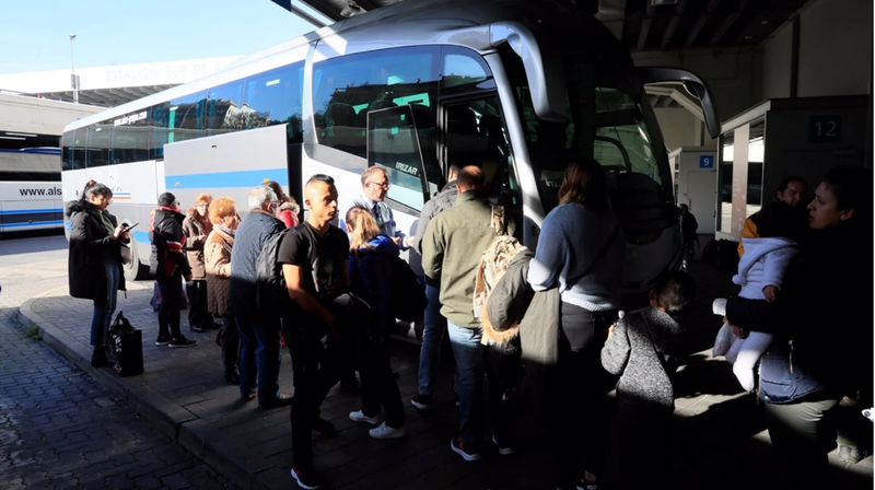  Varios viajeros entrando a un autobús 