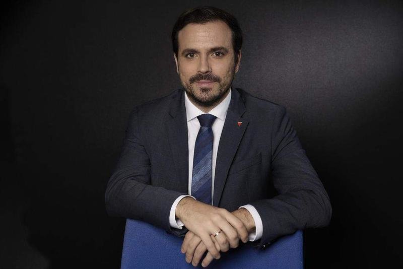  El ministro de Consumo, Alberto Garzón, posa para Europa Press, en la sede del Ministerio, a 2 de diciembre de 2021, en Madrid 