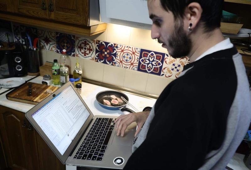  Una persona teletrabaja en la cocina de su domicilio, en una imagen de archivo 