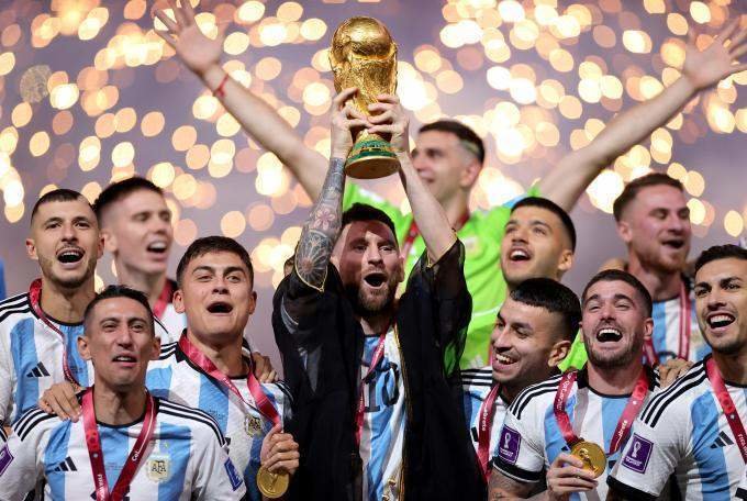  Messi levantando la copa del mundo junto a sus compañeros 