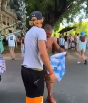  Momento en el que un aficionado en Argentina le entrega a un cartonero su camiseta con el 10 a la espalda 