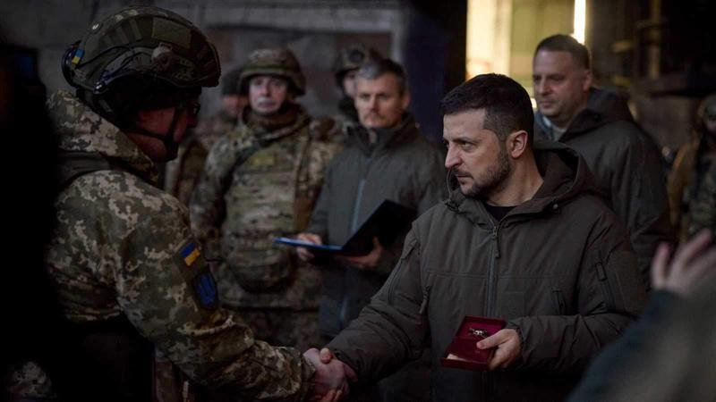  Zelenski con las tropas ucranianas 