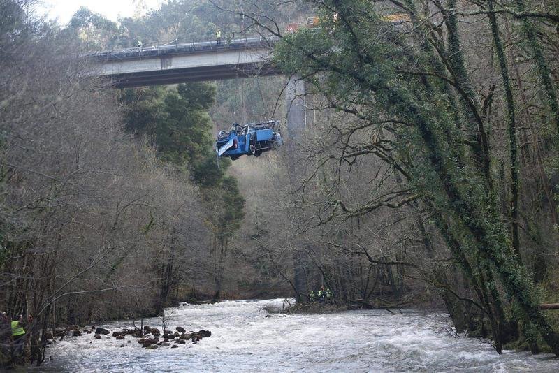  Logran retirar el autobús accidentado en Cerdedo-Cotobade (Pontevedra) del cauce del río Lérez 