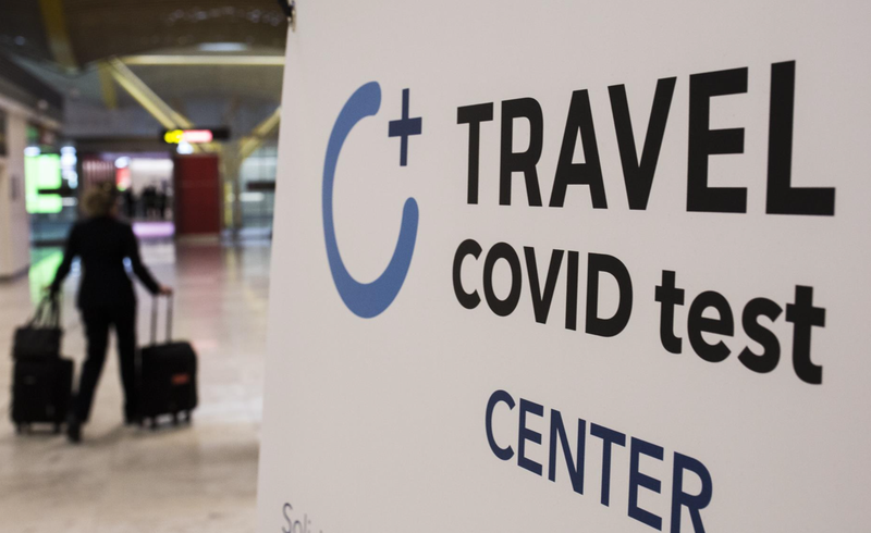  Archivo - Un cartel en el que se lee: "Travel Covid Test Center" en la terminal T4 del Aeropuerto Adolfo Suárez Madrid-Barajas, a 21 de mayo de 2021. - Alejandro Martínez Vélez - Europa Press - Archivo 