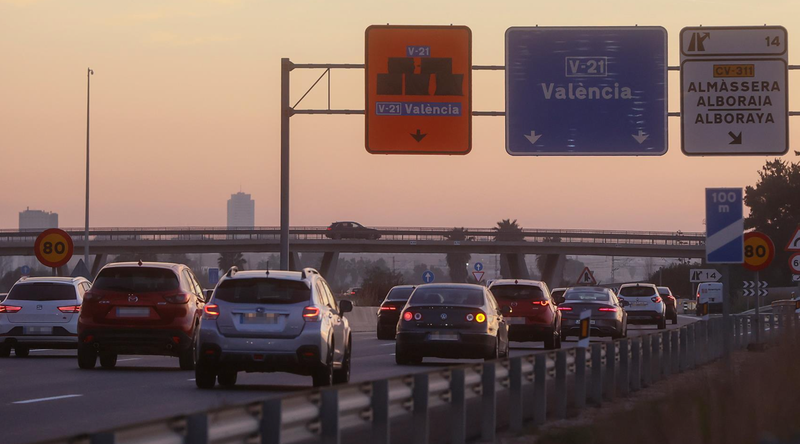  Vista de la autovía V-21 en Valencia, a 28 de diciembre de 2022, en Valencia, Comunidad Valenciana (España). El carril servicio del Bus-VAO es el primer servicio para vehículos de alta ocupación de la Comunidad Valenciana. Solo podrá ser utilizado por los - Rober Solsona - Europa Press 