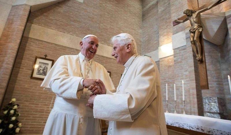  El Papa Francisco y Benedicto XVI en el Vaticano en 2016. GAMMA RAPHO GETTY 