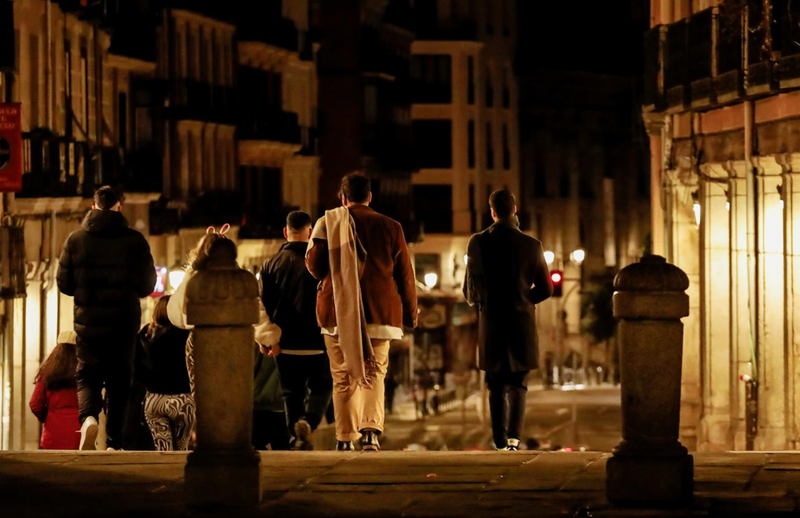  Algunas personas vuelven a sus casas tras disfrutar de las fiestas de Nochevieja, a 1 de enero de 2023, en Madrid (España). - Carlos Luján - Europa Press 