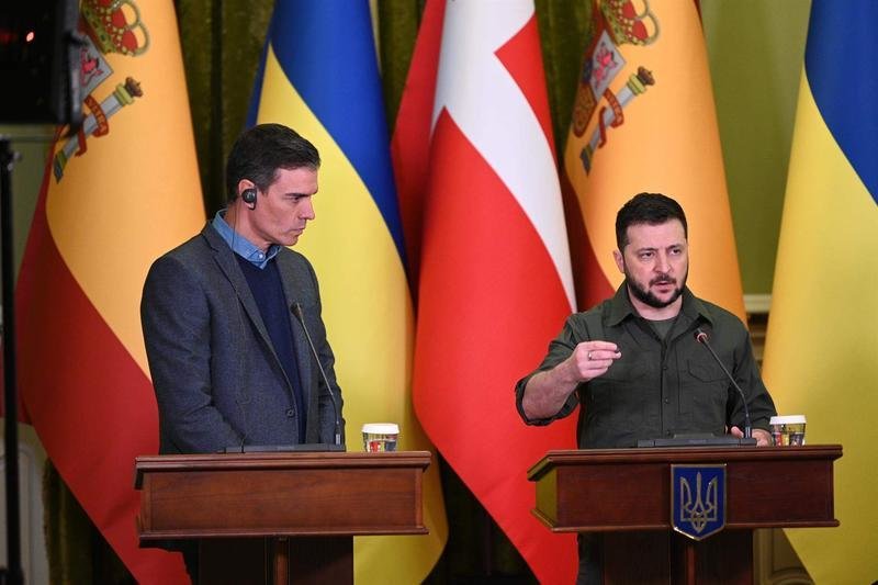  El presidente de Ucrania, Volodimir Zelenski (d), ofrece declaraciones a los medios de comunicación tras reunirse con el presidente del Gobierno, Pedro Sánchez 