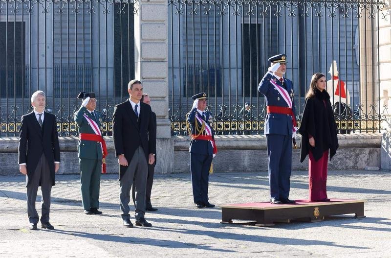  El ministro de Interior, Fernando Grande-Marlaska; el presidente del Gobierno, Pedro Sánchez; el Rey Felipe VI y la Reina Letizia, durante la celebración de la Pascua Militar en el Palacio Real 