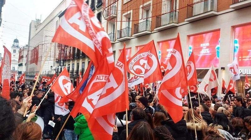  Varios trabajadores de Inditex, en huelga y manifestándose por una mejora de sus condiciones laborales 