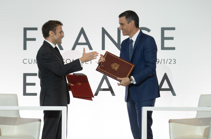  El presidente de Francia, Emmanuel Macron (i) y el presidente del Gobierno, Pedro Sánchez (d), posan tras la firma de un Tratado de Amistad entre sus respectivos países - David Zorrakino - Europa Press 