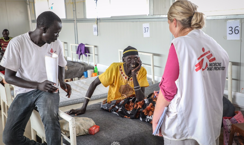  Archivo - Nyandeng, víctima de mordedura de serpiente, en el hospital de MSF en Agok (Sudán del Sur) - MSF / FANNY HOSTETTLER - Archivo 