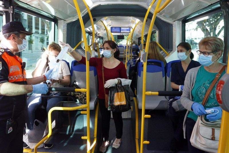  Personas usando el autobús con mascarillas 