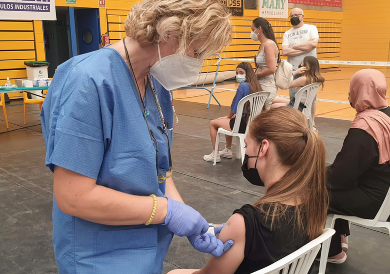  Archivo - Una enfermera administra una vacuna contra el covid-19 en un punto de vacunación masiva del Distrito Sanitario Poniente, en Almería. - JUNTA DE ANDALUCÍA - Archivo 