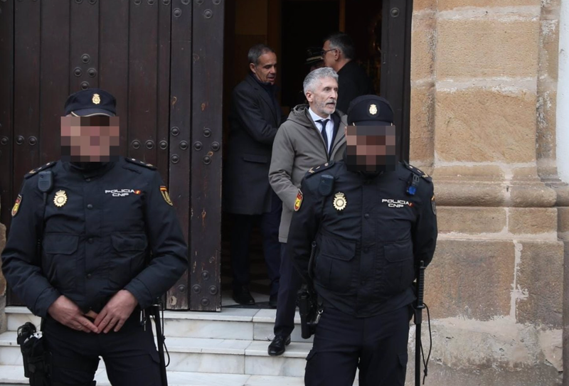  El ministro de Interior, Fernando Grande-Marlaska, saliendo de la iglesia de La Palma, en Algeciras - NONO RICO 