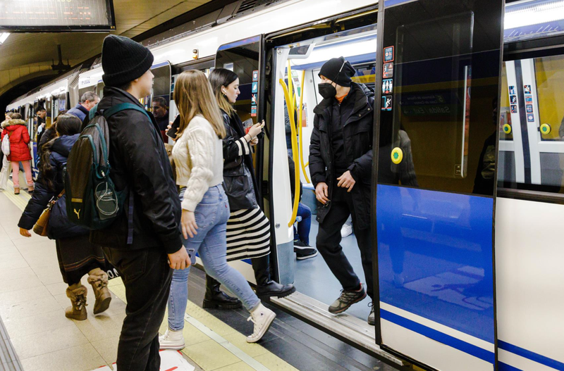  Varias personas suben y bajan de un metro en el andén de la estación de Metro de Callao, a 26 de enero de 2023, en Madrid (España). - Carlos Luján - Europa Press 