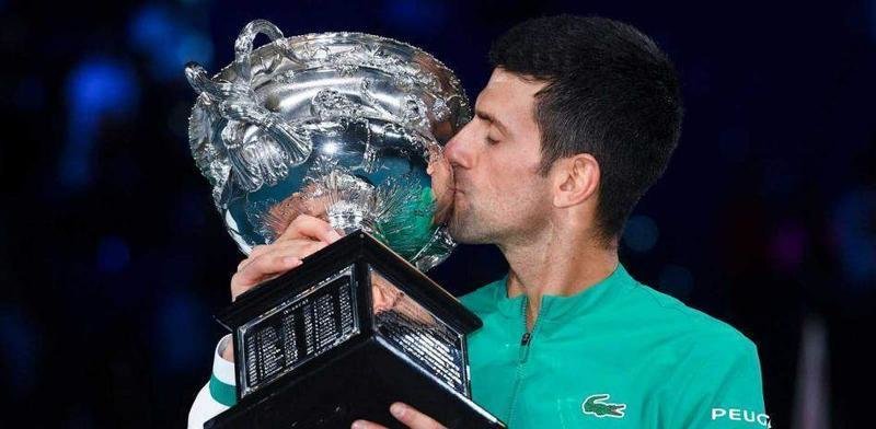  Novak Djokovic levantando su tercer Open de Australia 