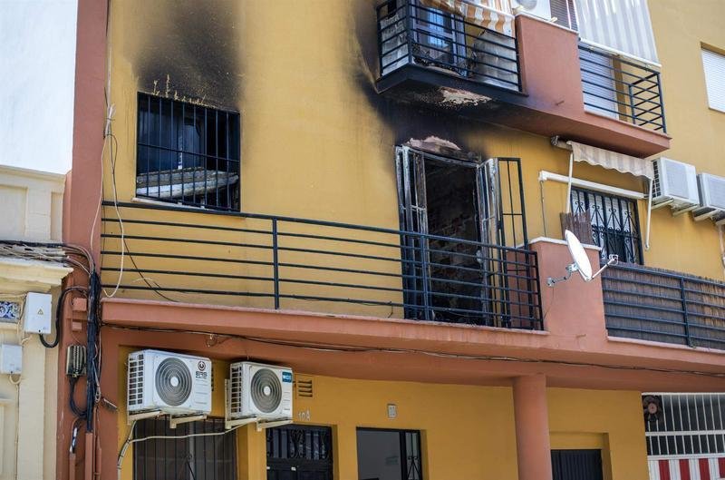  Detalle del inmueble en la que han fallecido tres personas y varias más resultan heridas en el incendio de una vivienda en Huelva. - A. Pérez - Europa Press 