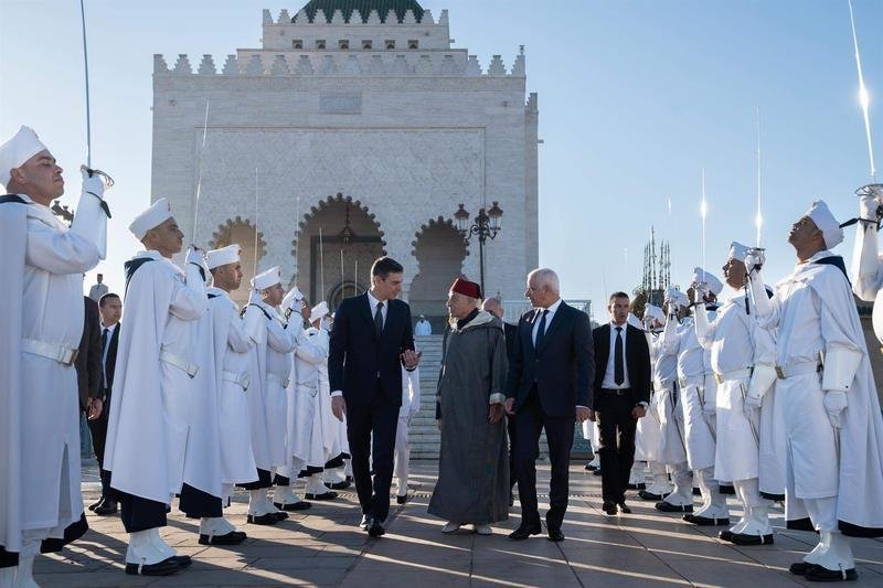  El presidente del Gobierno, Pedro Sánchez; el historiador del Reino de Marruecos y portavoz del Palacio Real, Abdelhak Lamrin 