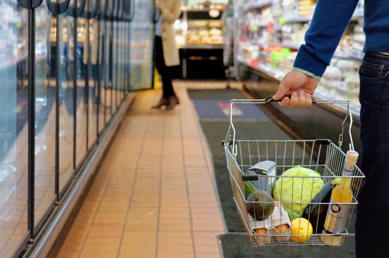  Archivo - Gente comprando en un supermercado con la cesta de la compra - NIELSENIQ - Archivo 