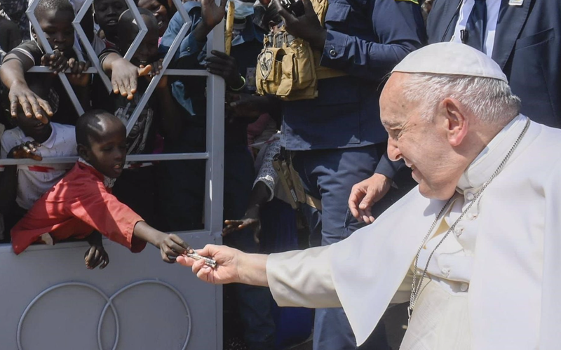  El Papa recibe una limosna por parte de un niño en Sudán del Sur - VATICAN MEDIA 