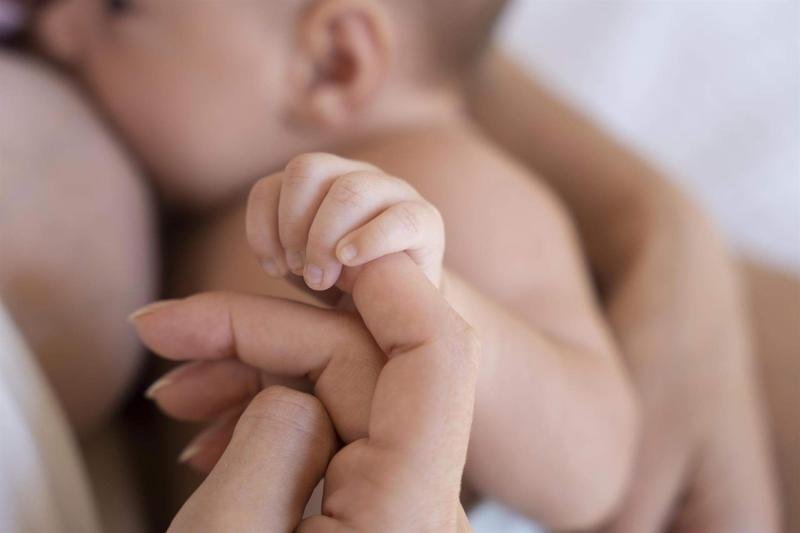  Archivo - Madre y recién nacido durante la lactancia. - VITHAS - Archivo 