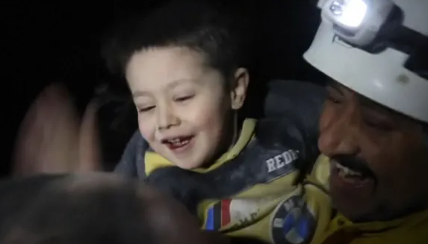  Un niño regala una sonrisa al ser rescatado tras pasar 50 horas bajo los escombros 