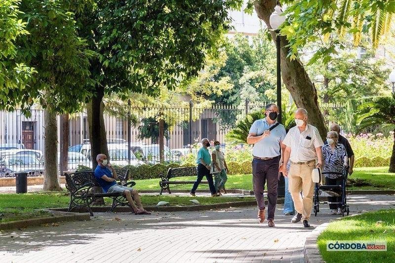  Gente paseando por los Jardines de la Merced / Pilar Gázquez. 