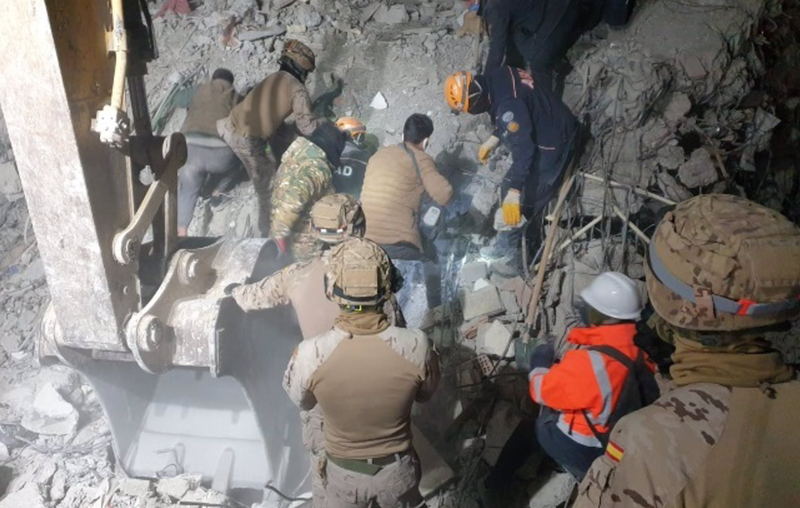  Infantes de Marina participan en el rescate de un niño de 7 años tras el terremoto en Turquía. - MINISTERIO DE DEFENSA 
