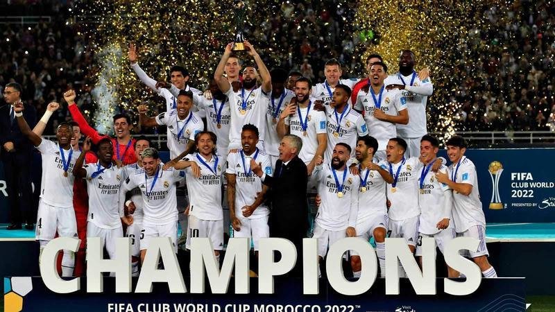  El Real Madrid levantando la copa del Mundial de Clubes 