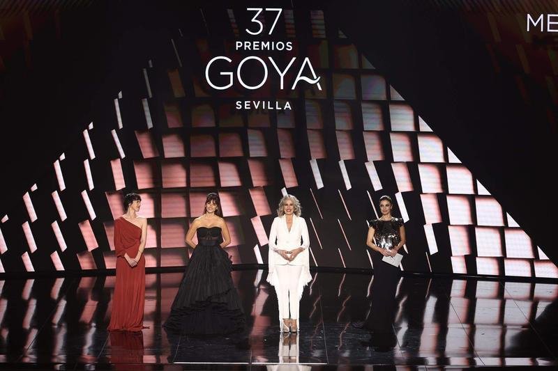  Las actrices de 'Belle Époque', Penélope Cruz; Maribel Verdú; Miriam Díaz-Aroca y Ariadna Gil, entregan el Goya a mejor película, en la 37 edición de los Premios Goya 