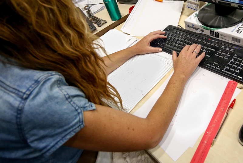  Archivo - Una mujer escribe en el teclado de su ordenador, con papeles alrededor mientras trabaja en la oficina - RICARDO RUBIO / EUROPA PRESS - Archivo 