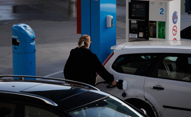  Archivo - Una mujer reposta combustible en una gasolinera, a 2 de diciembre de 2022, en Madrid (España). - Alejandro Martínez Vélez - Europa Press - Archivo 