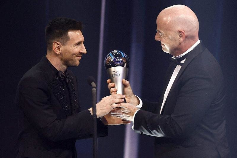  Leo Messi recibiendo el premio 'The Best' a Mejor Jugador 
