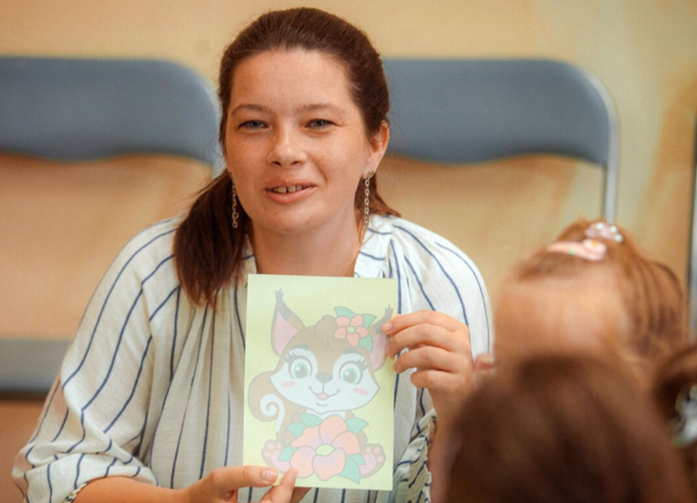  Archivo - Olena from Odesa, Ukraine, talks to her daughters - UNICEF/UN0714990/OREHOV - Archivo 