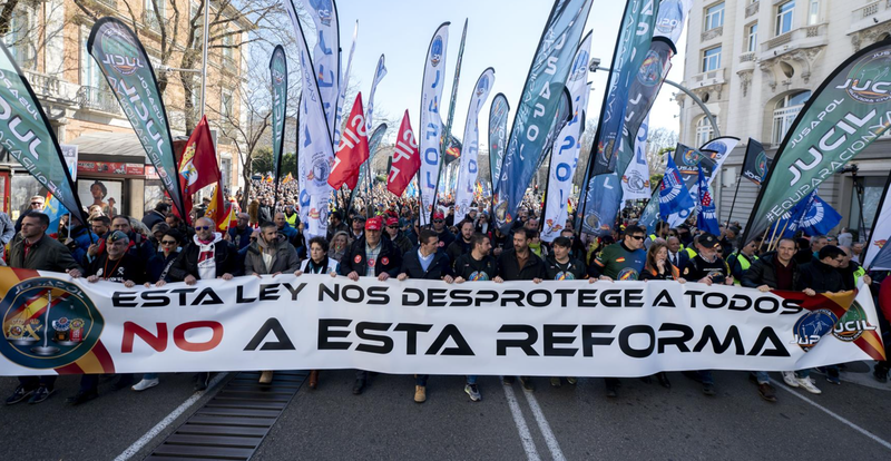  Policías y guardias civiles de Jusapol marchan hacia el Congreso de los diputados durante una manifestación contra la reforma de la 'ley mordaza', a 4 de marzo de 2023, en Madrid (España). - Alberto Ortega - Europa Press 