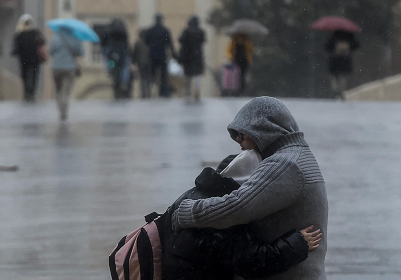  Una pareja se abraza mientras llueve, a 6 de febrero de 2023, en Valencia, Comunidad Valenciana (España). - Rober Solsona - Europa Press 