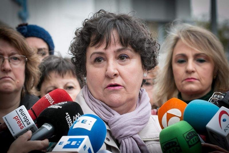  María Salmerón atiende a los medios a la puerta de los juzgados en Sevilla 
